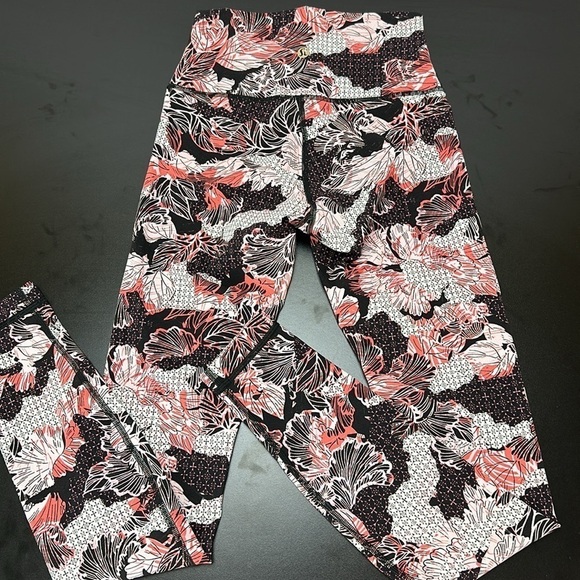 Lululemon Wunder Under Luxtreme High Rise Artisan Spring Lunar New Year Size 2 - Picture 2 of 11